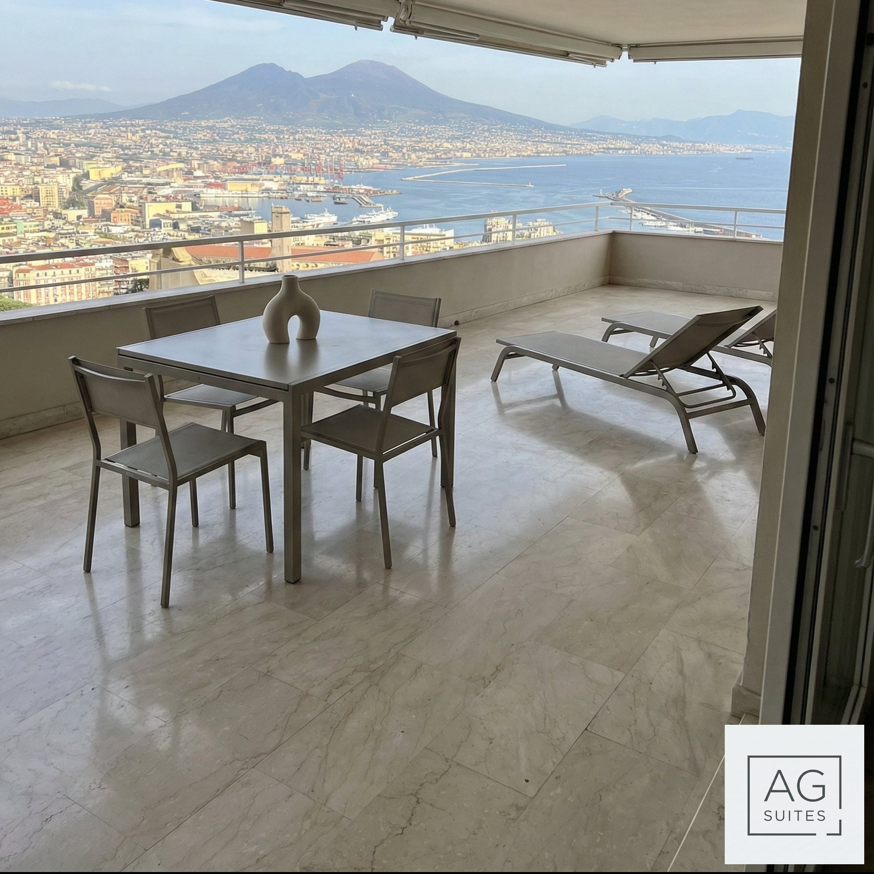 Naples Pearl Apartment - Luxury apartment with terrace and Gulf of Naples view in Vomero, Naples